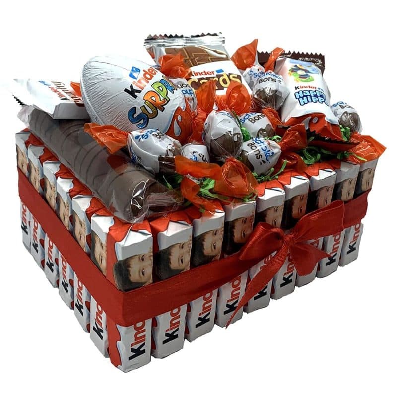 Tort cadou cu dulciuri kinder