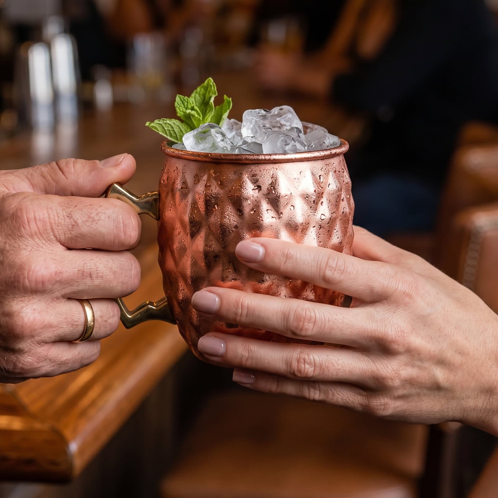 Cana moscow mule din cupru texturat, pahar cocktail premium cu maner