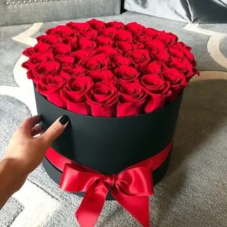 Cutie cu 25 de trandafiri roșii