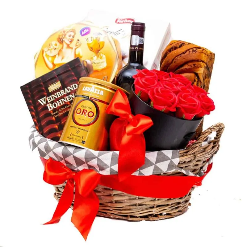 Coș cadou cu produse și aranjament floral Colorissima