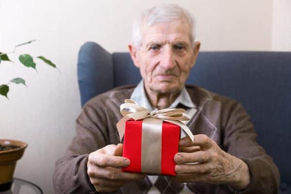 Ce cadou se ofera la pensionare – 23 idei de cadouri